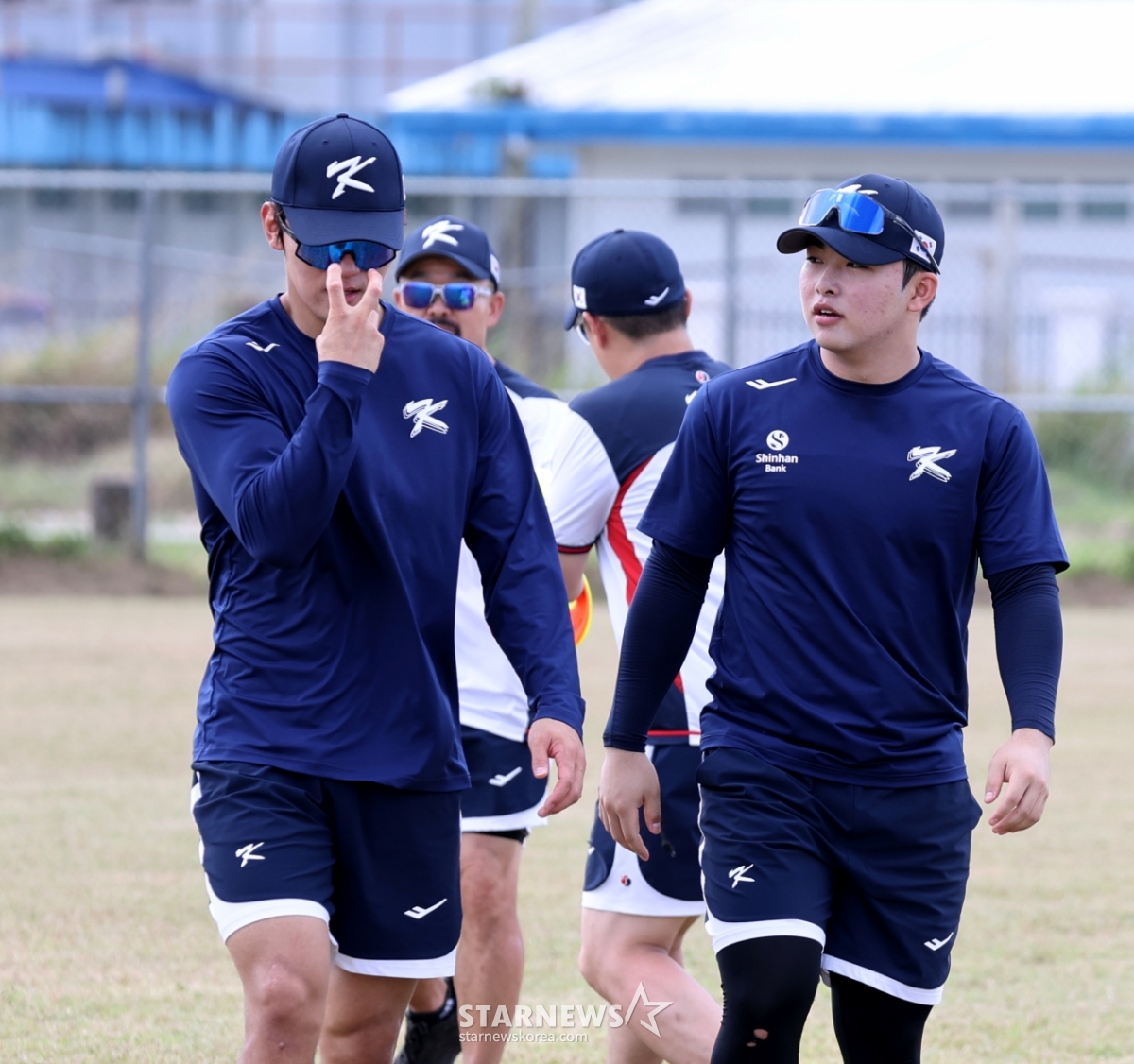 [포토]'빠른 공에 적응하는 방법?' 김도영과 문현빈
