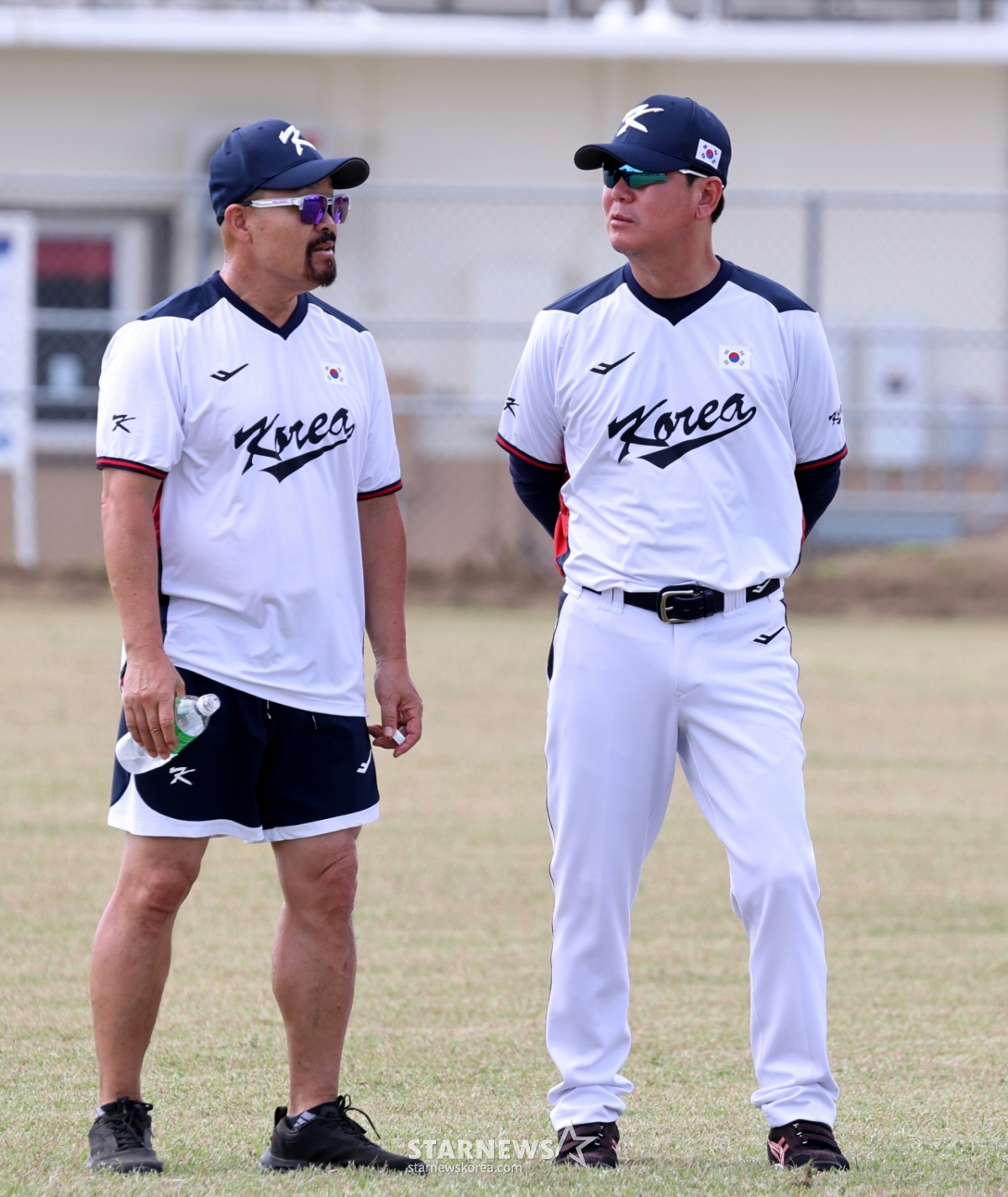 Photo Director Ryu Ji Hyun Talks With Training Coach Kim Yong Il Who 1 