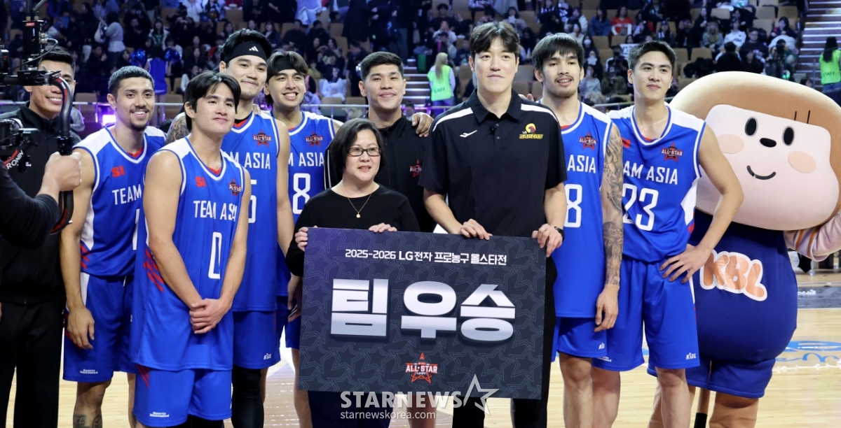 [포토]루키 누르고 승리한 팀 아시아, 감독은 허일영