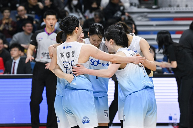 '마침내' 신한은행 고난의 9연패 탈출! '36득점' 승리 1등 공신도 눈물 펑펑 "이기고 싶은 마음 강해서..."