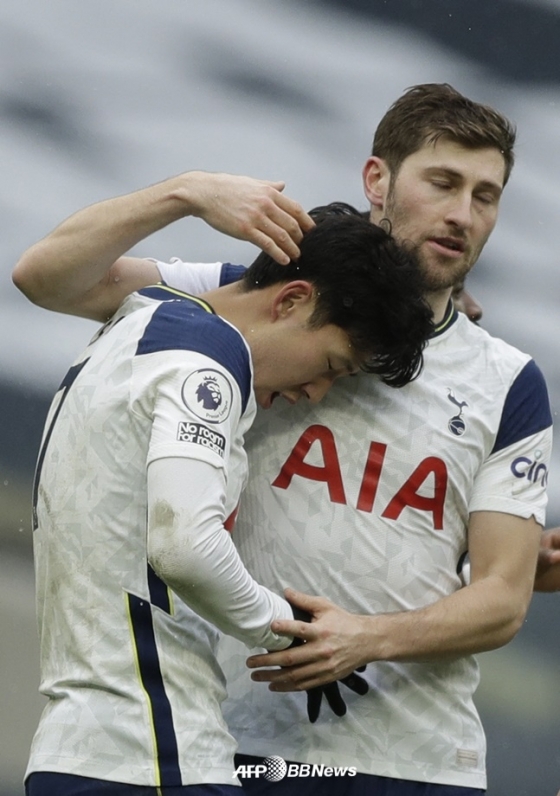 "손흥민도 美서 통곡할 비보" 산소호흡기 쓴 데이비스, 결국 토트넘과 '슬픈 이별'... "발목 2차 수술→리그앙 이적도 무산"