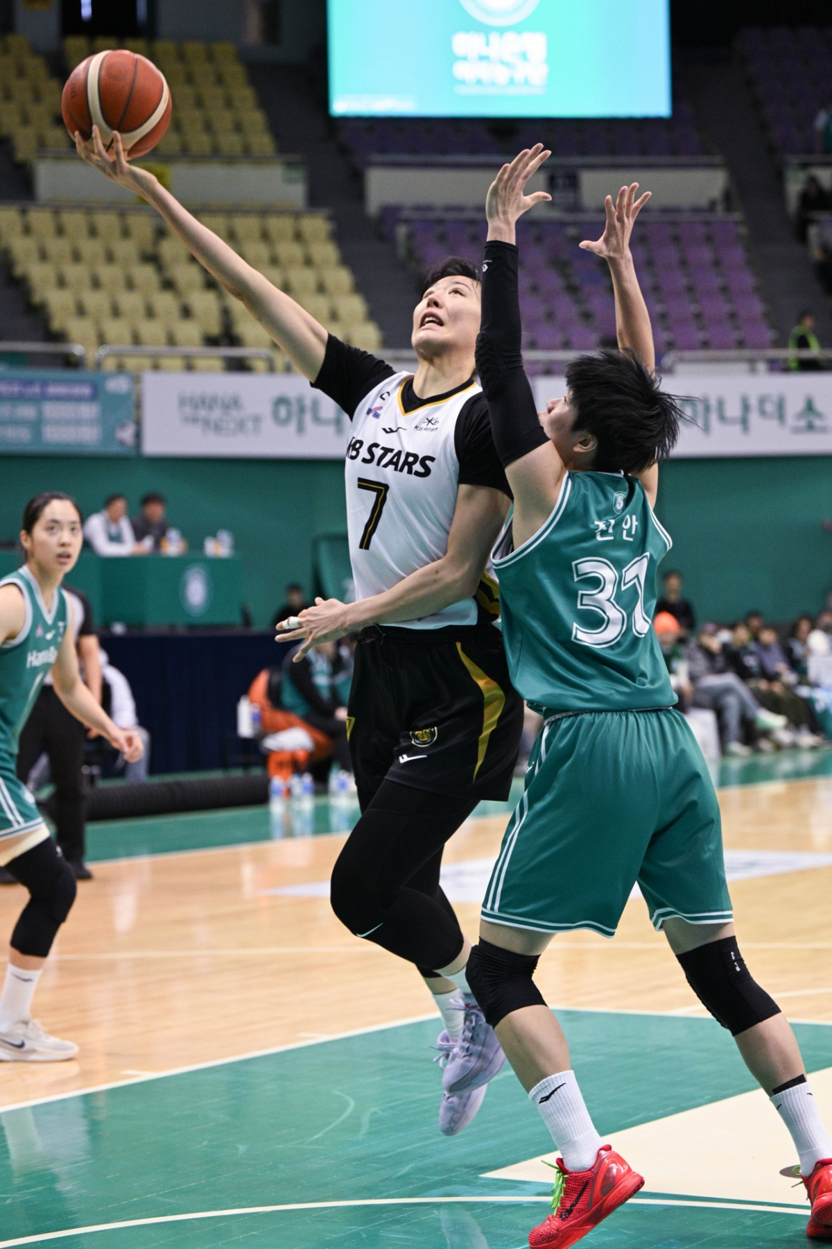 2위가 단독 1위 압도... KB스타즈 12점 차 대승+2연승, 하나은행 연패 수렁 [부천 현장리뷰]