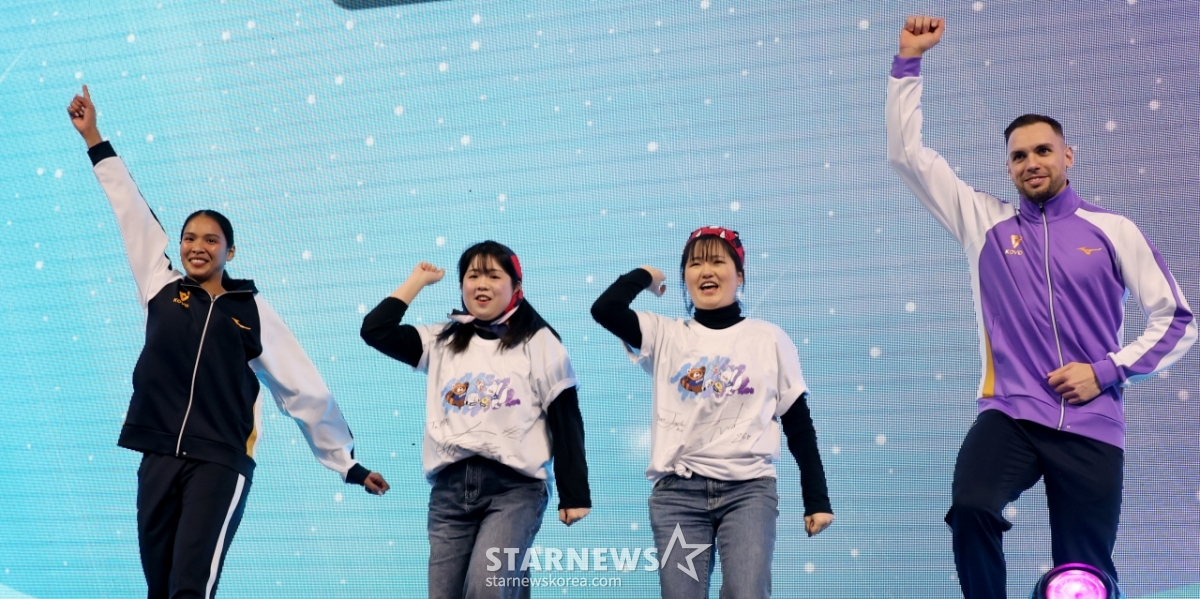 [포토]'팬들과 함께 춤을' 타나차와 비에나