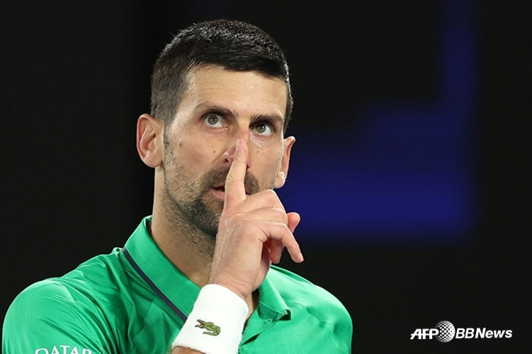 야유하는 관중 향해 '쉿' 조코비치, 악재 뚫고 '메이저 400승' 찬사... "위기 속 평정심은 무서운 무기"