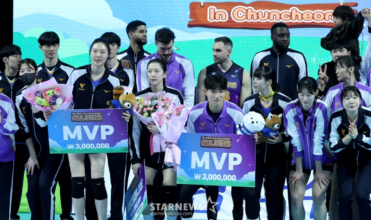 [한번에쓱]'아디오스! 춘천' 기념촬영하는 배구올스타들