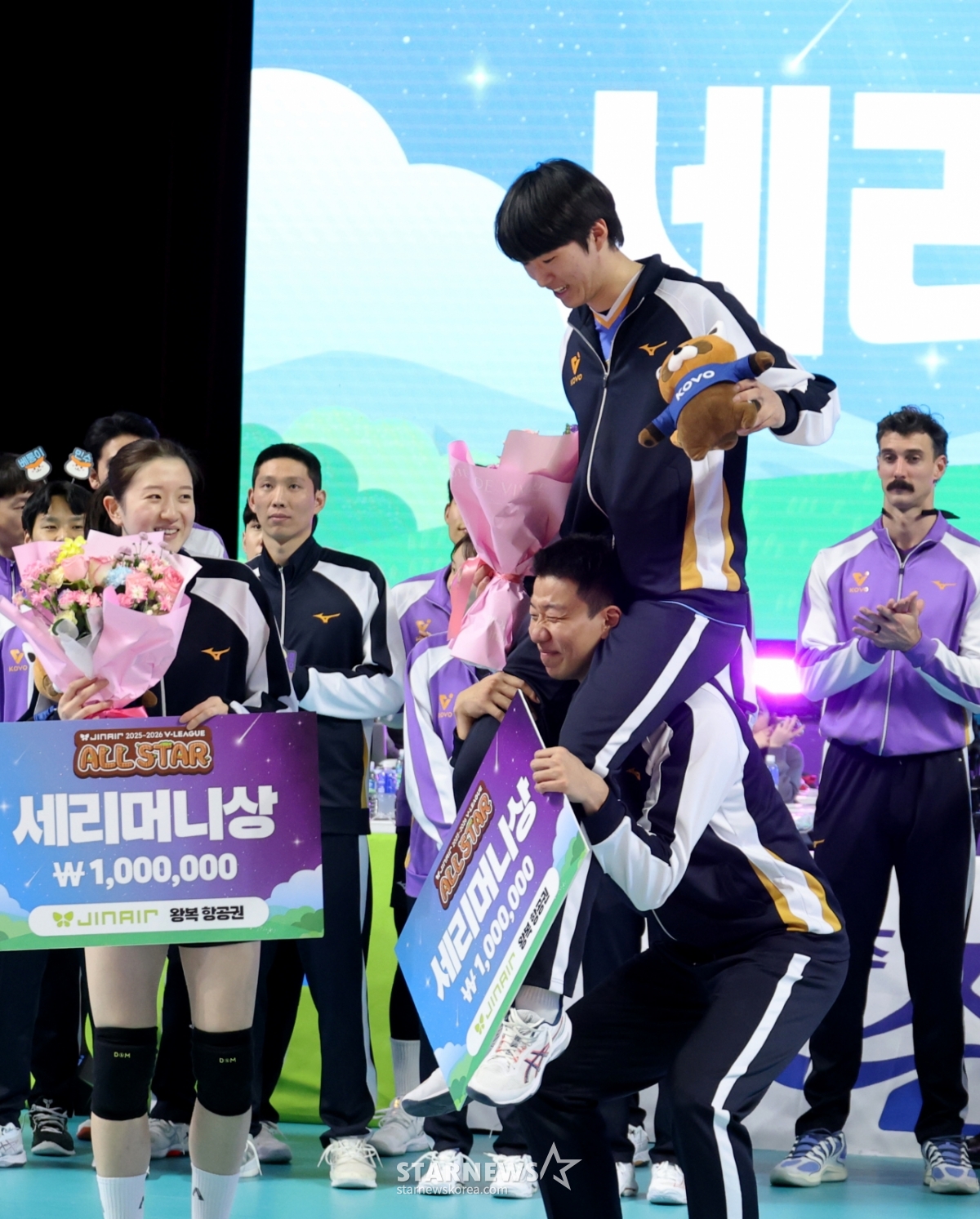 [한번에쓱]아이구 허리야! '세리머니 한번더' 세리머니상 수상한 신영석과 이다현