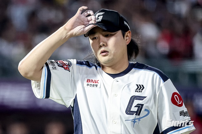 '캠프 출국 직전 이혼설' 롯데 정철원, 말없이 공항 떠났다... 구단도 예의주시