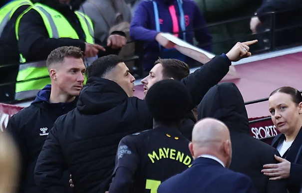 "너 밖에서 보자" 선수가 관중에 '현피 신청' 실화냐... 조폭 빙의 자카, 팬에 긁히자 살벌 '협박'