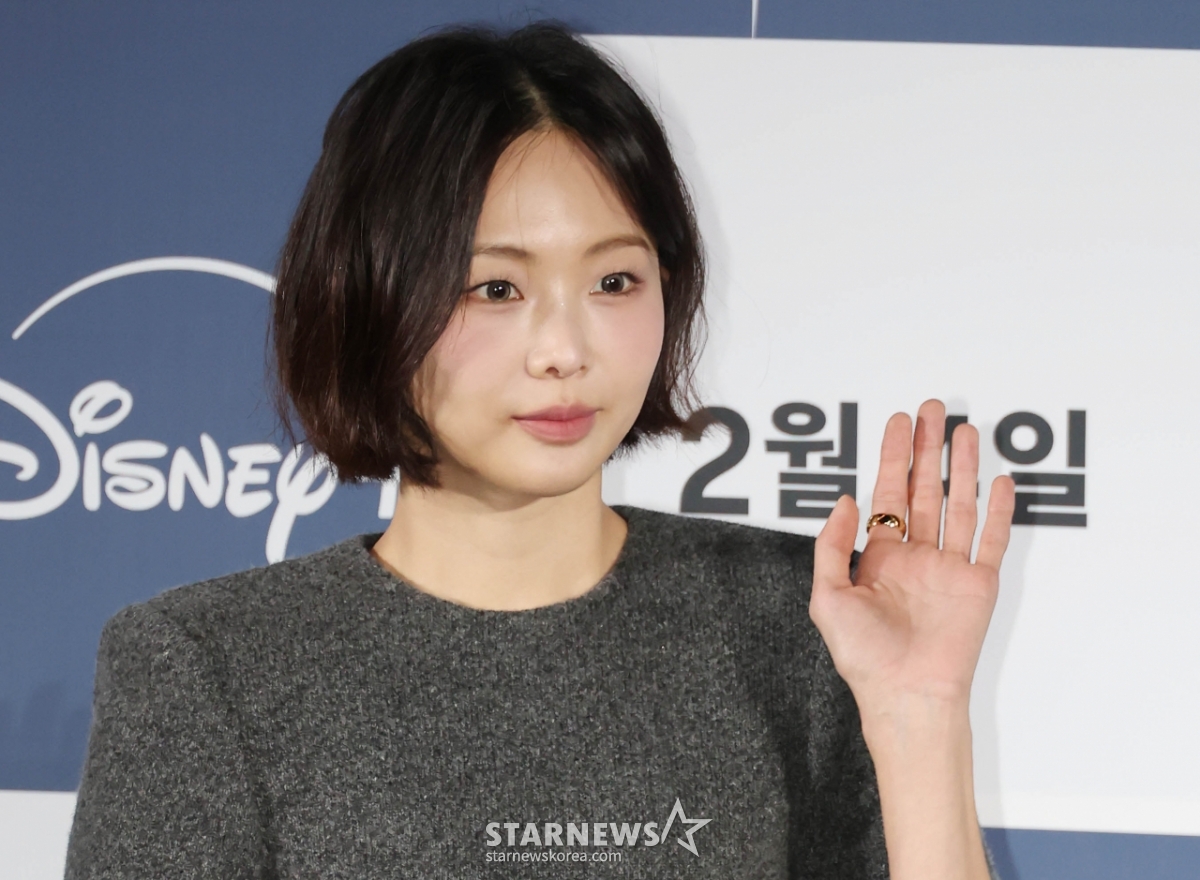 금새록 '시크한 손인사'[★포토]