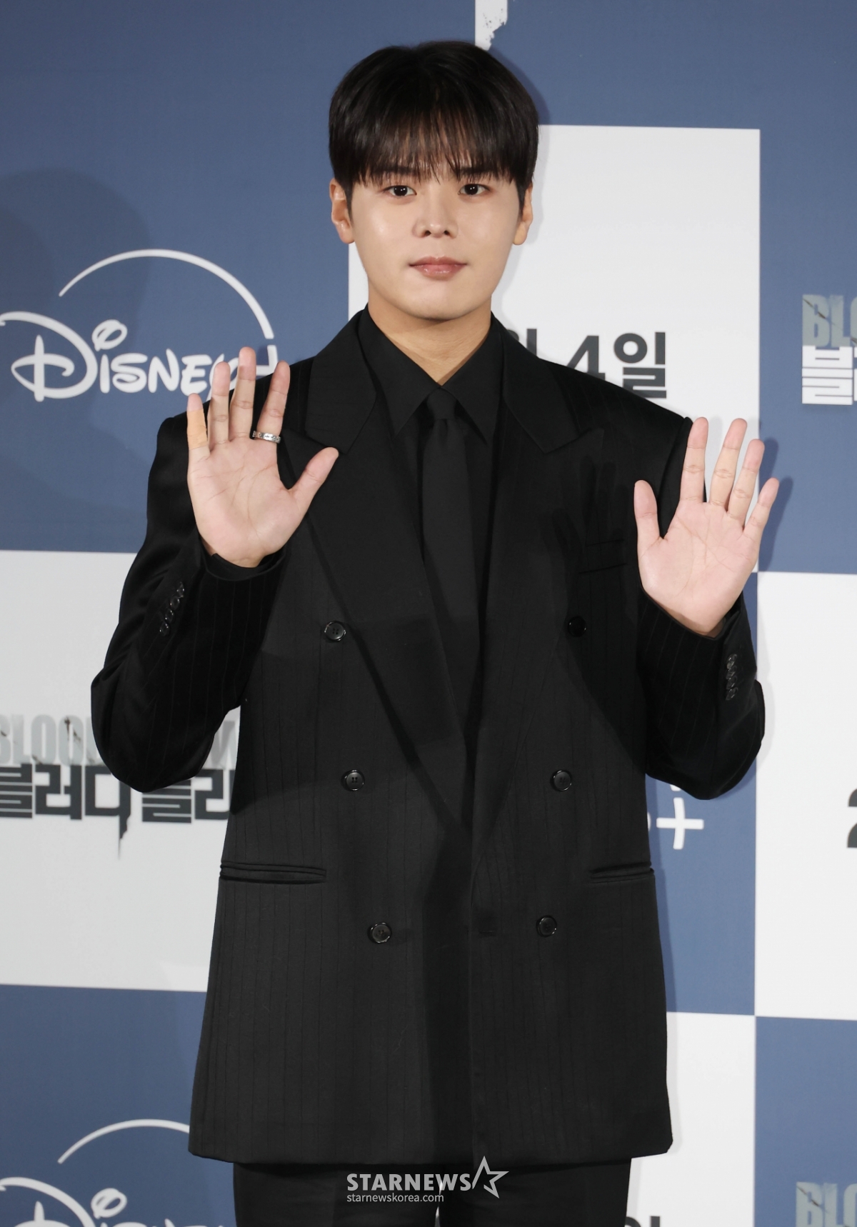 려운 '완벽한 손인사'[★포토]