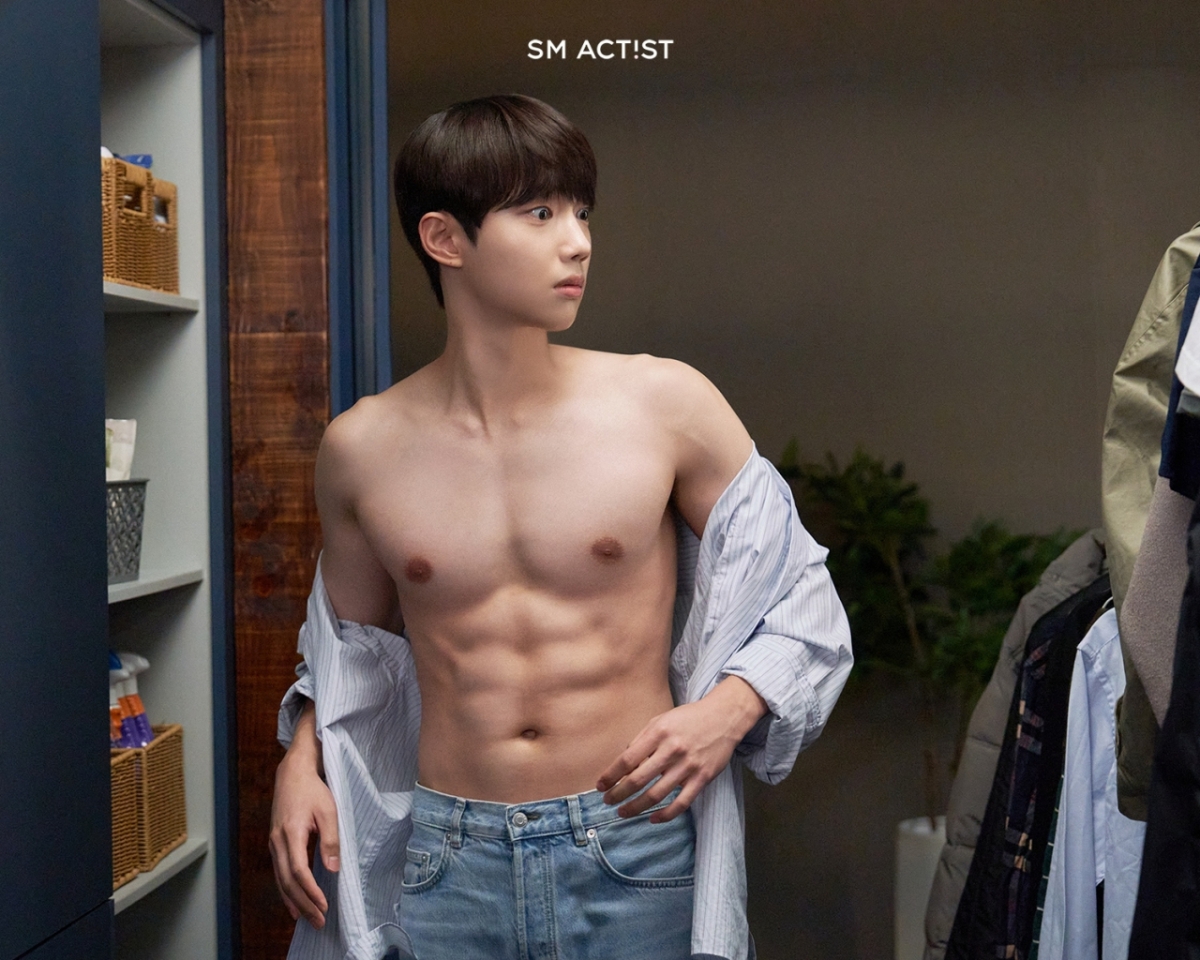 'SM 배우' 조준영, 모범생인 줄 알았는데..셔츠 풀어헤치고 복근 자랑