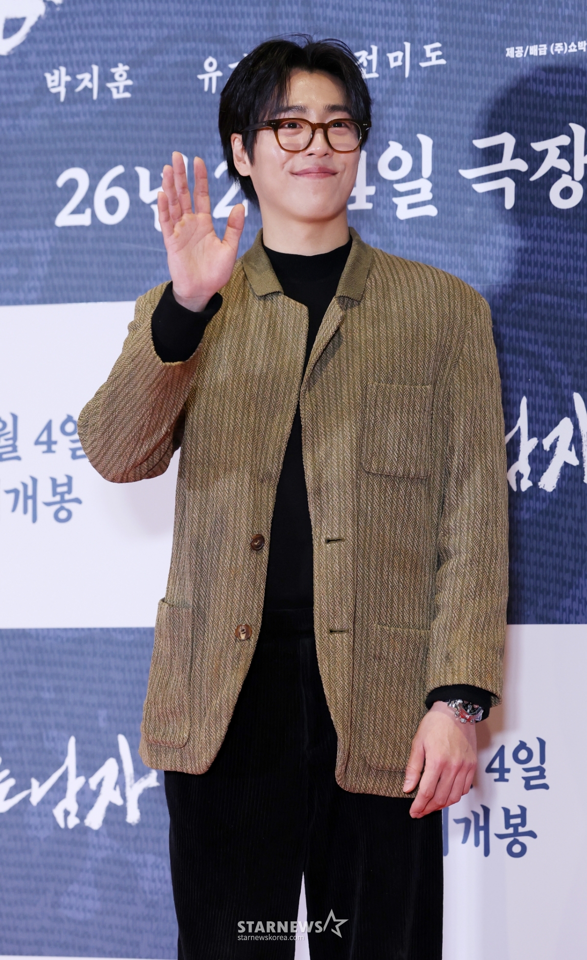 이현우, 손인사 살짝[★포토]