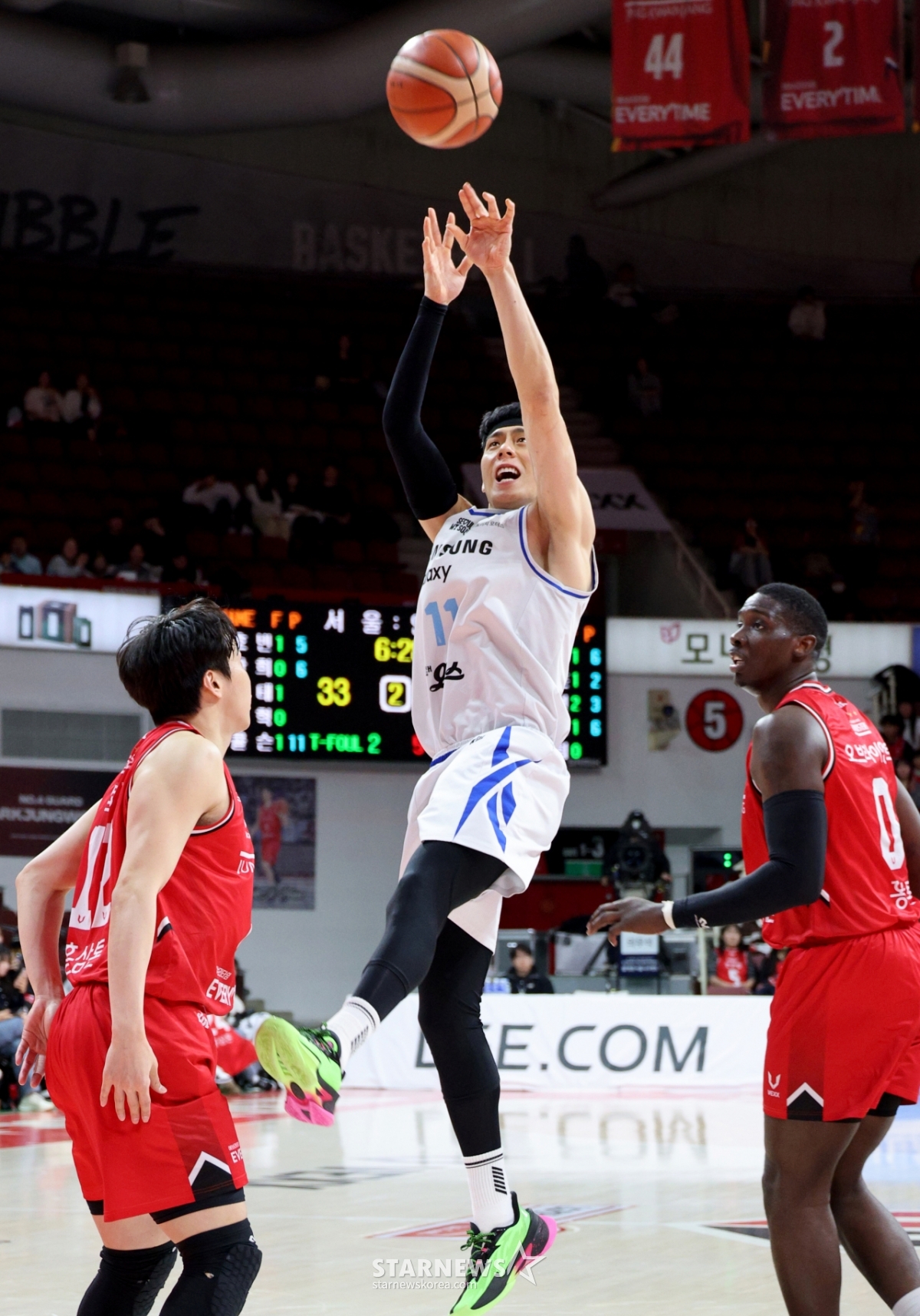 이관희 페이드어웨이 슛 시도 장면