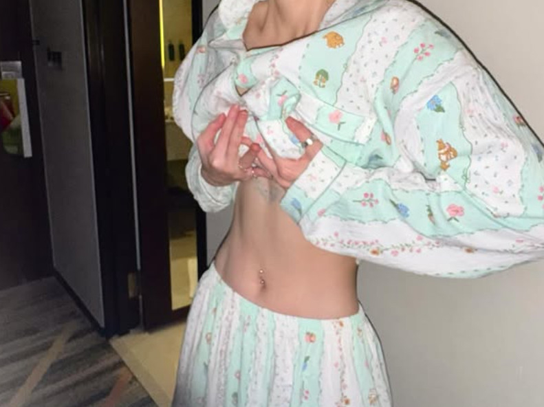 AOA 출신 지민, 호텔서 파격 노출..종잇장 몸매에 선명한 복근