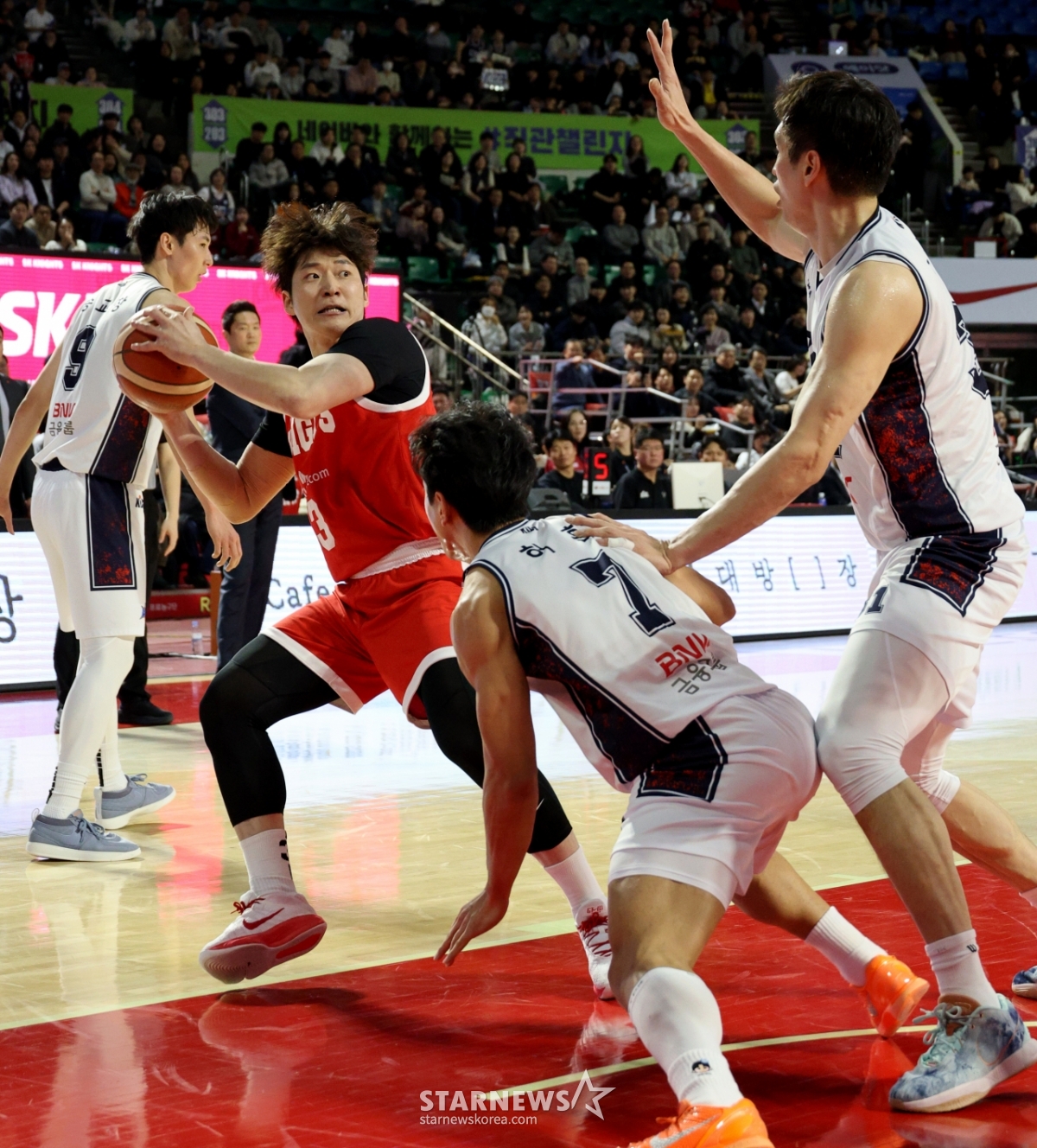 [포토]'볼 줄곳 찾는' 최원혁