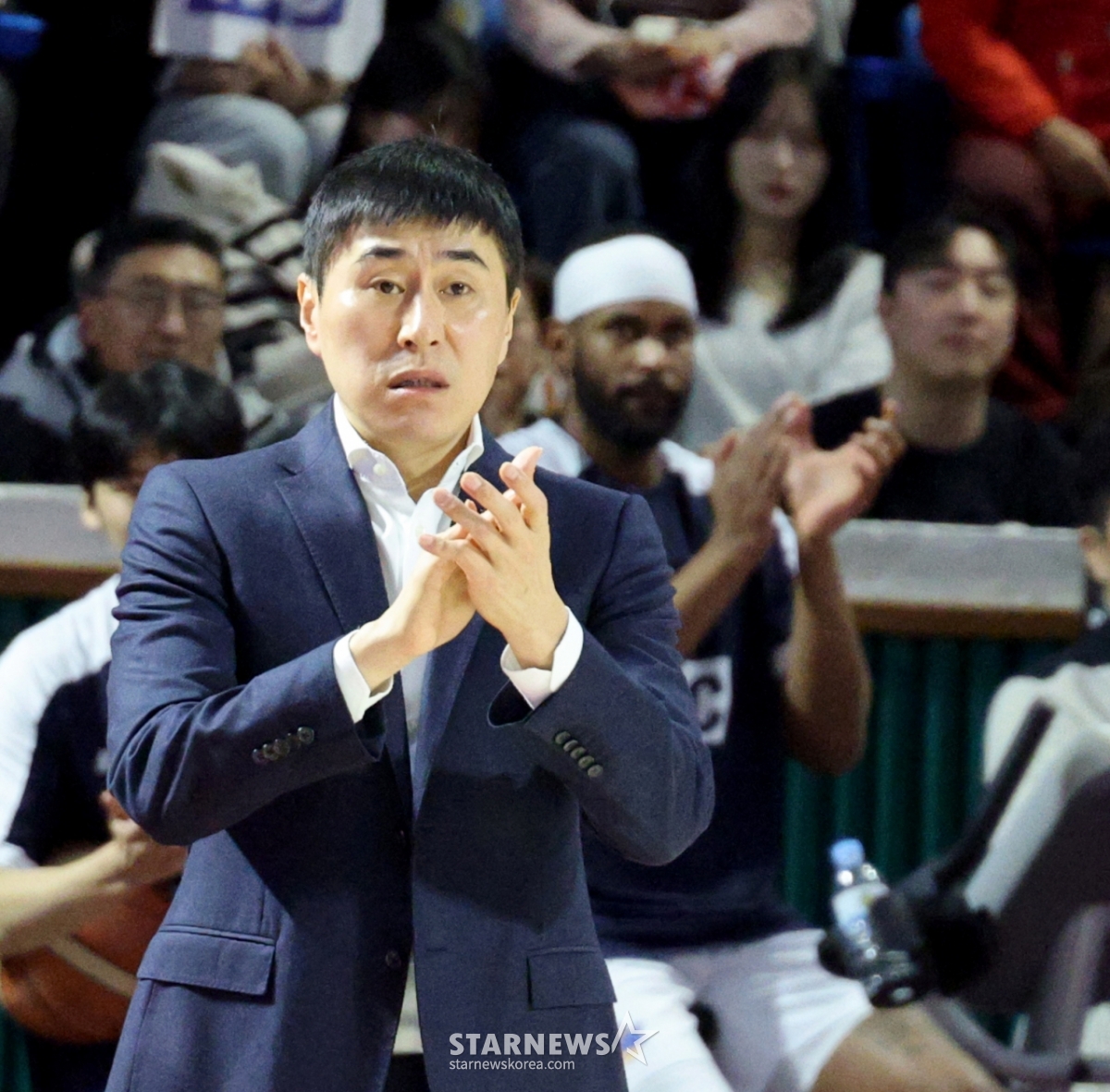 [포토]'선수들에 박수보내는' 이상민 감독