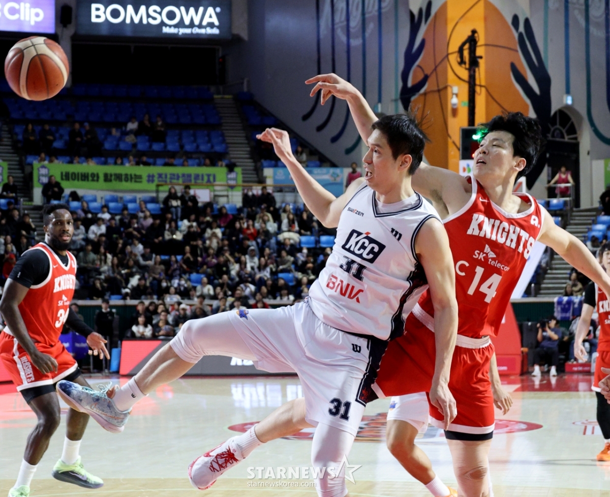 [포토]'장재석과 리바운드 다툼' 최부경