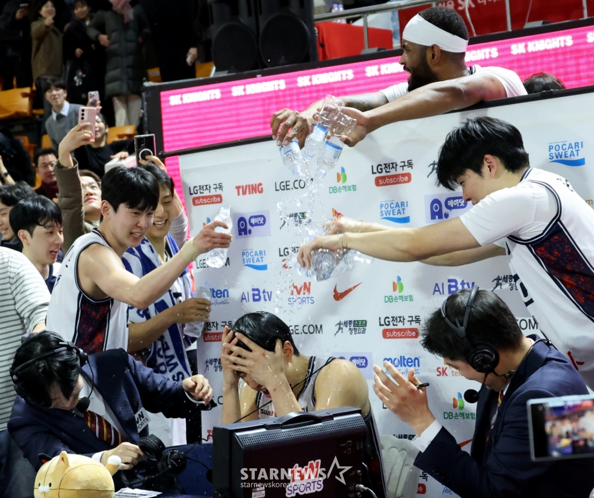 KCC 허웅 51득점 경기 후 물세례 장면