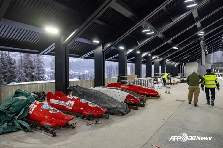 "올림픽에 마피아라니" 경기장 500kg 파이프 '보복 절단' 미스터리 "우린 총으로 해결해"... 개막 4일 전 '재앙'
