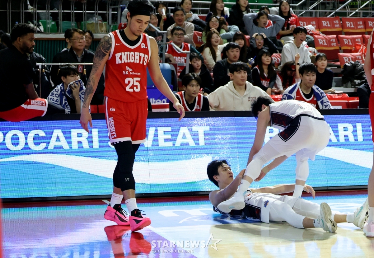 [포토] 그를 막기엔 역부족 '50점째 3점슛 성공' 허웅