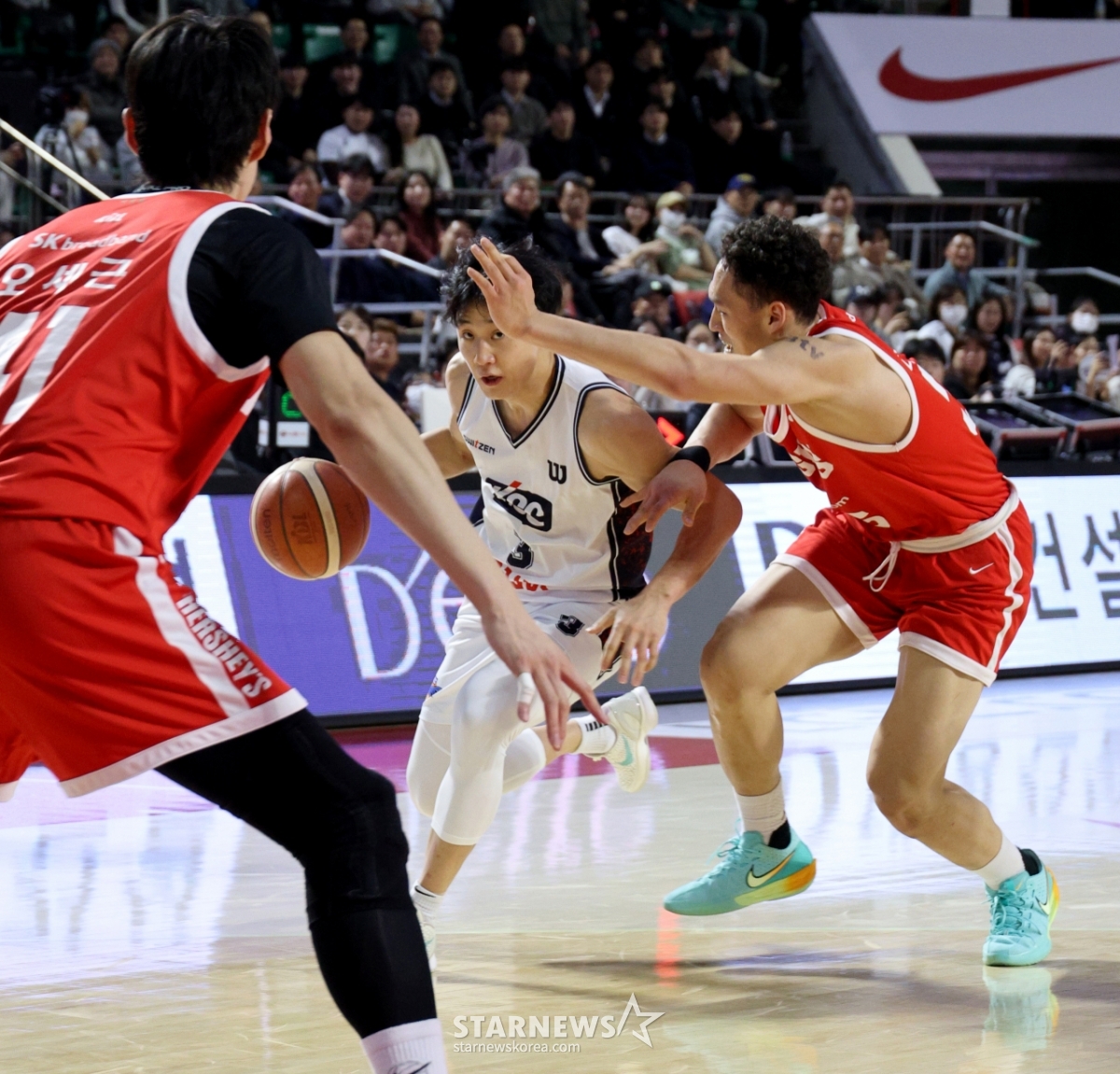 [카메라톡스]끈끈하게 물고늘어지고 싶었던 다니엘 '허웅의 미친 3점슛에 속수무책' 결국 5반칙으로 퇴장