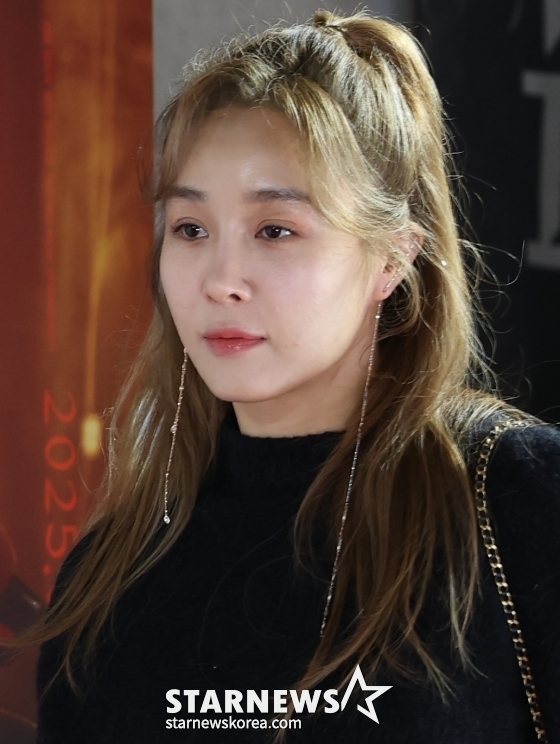 "주변 사람들은 알거야" 옥주현, 난로앞 뜨개질..논란 속 평온 일상