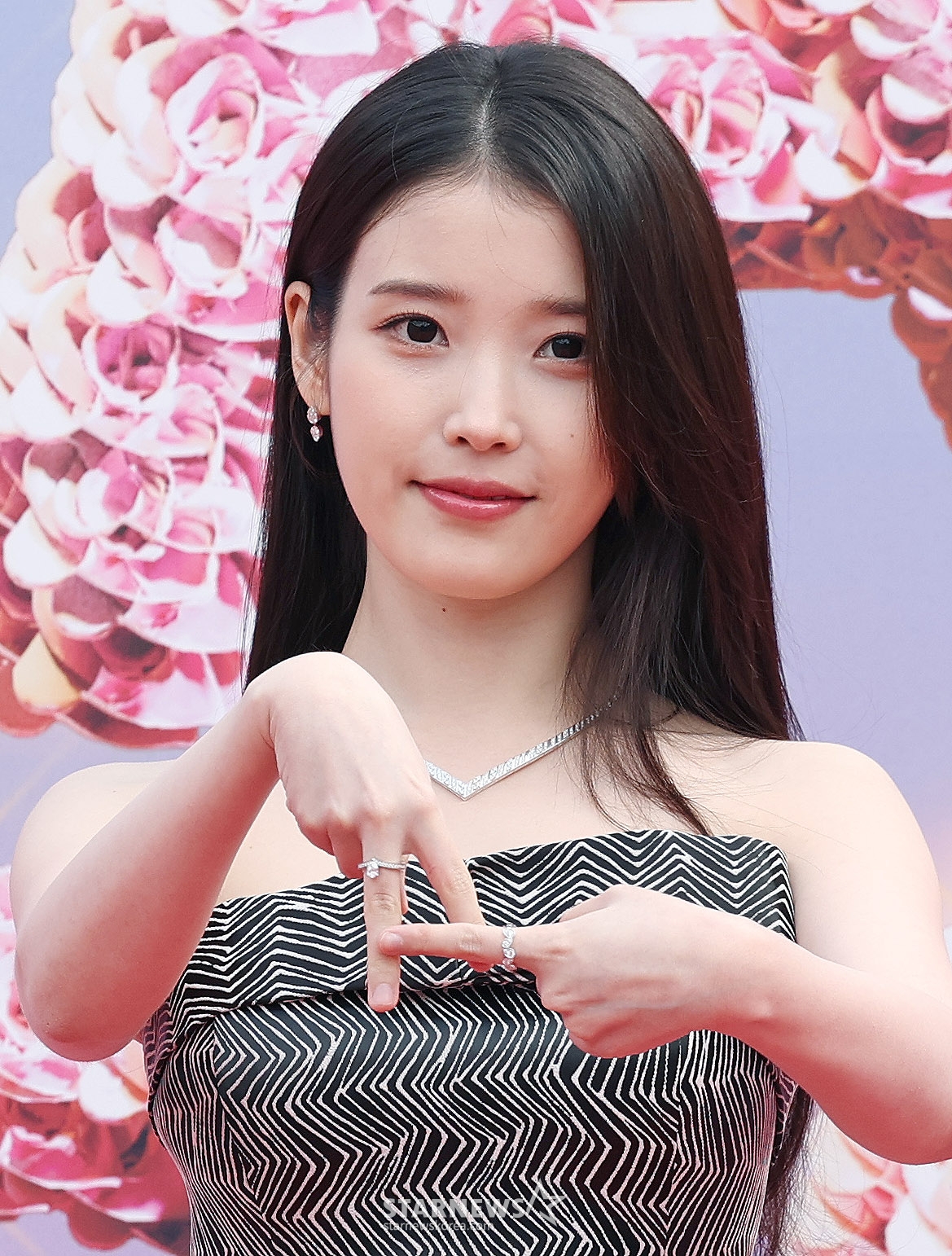 역시 아이유..김연아·손흥민→유재석 꺾고 '소비자들이 가장 선호하는... - 뉴스 썸네일 이미지