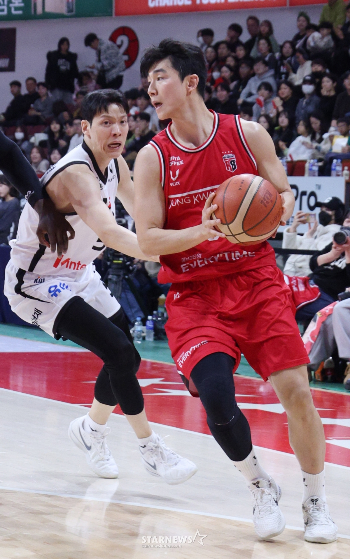 [포토] 박지훈 '김선형 가볍게 제치고'