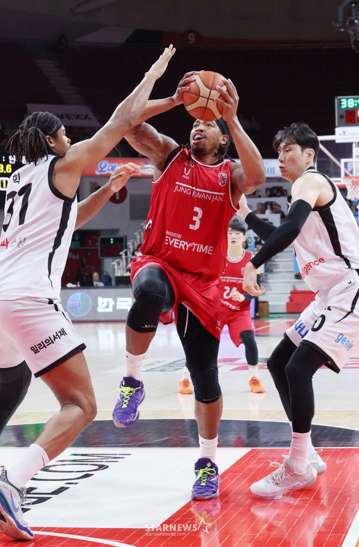 [포토] 워싱턴 '힉스와 문성곤 사이로 용수철'