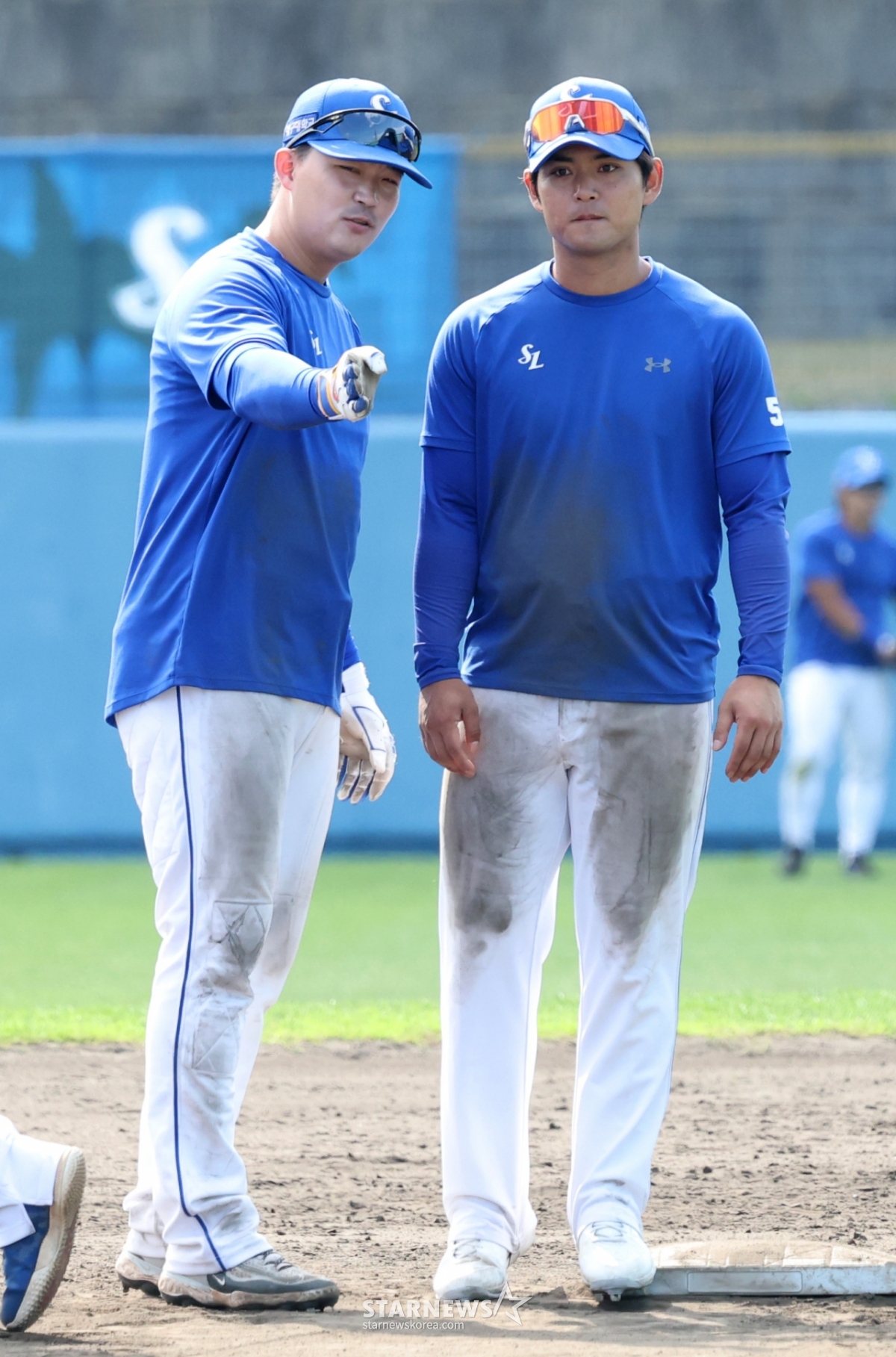 오키나와 스프링캠프에서 전병우가 양우현에게 베이스러닝을 지도하는 장면(포토)
