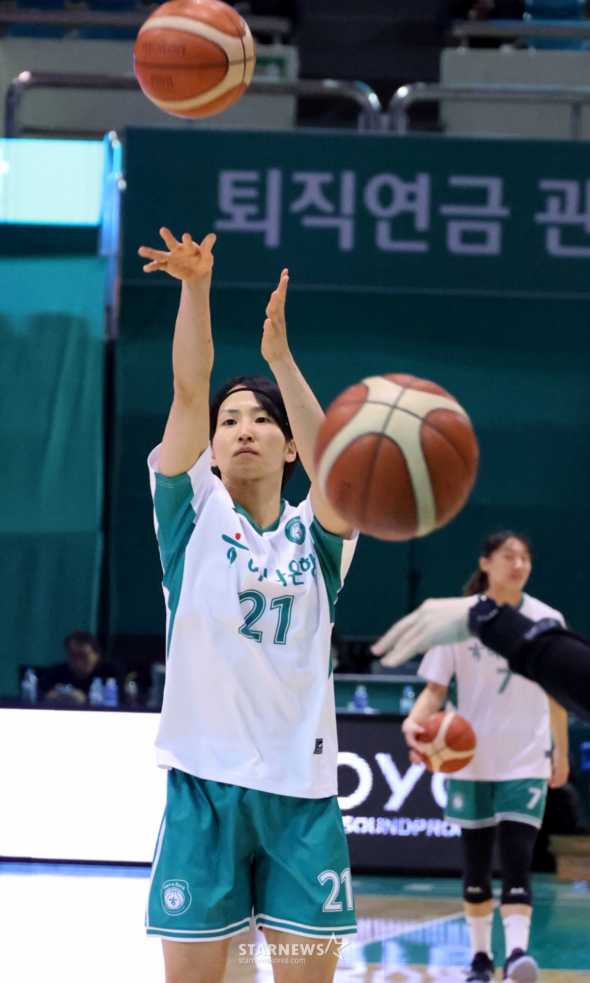 [포토]'훈련 시작은 슈팅으로' 하나은행 이이지마 사키