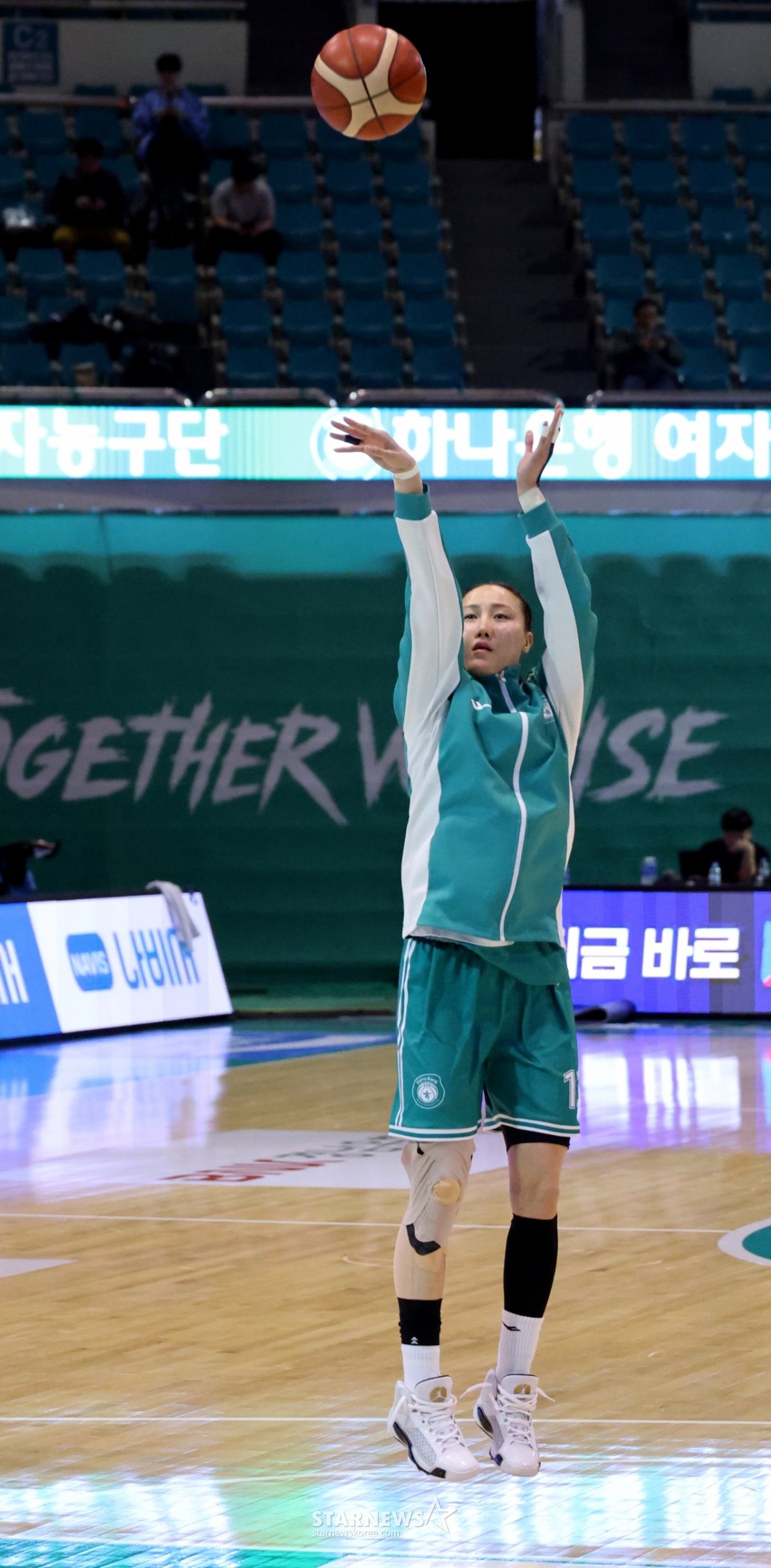 [포토]'슈팅으로 몸푸는 하나은행 김정은