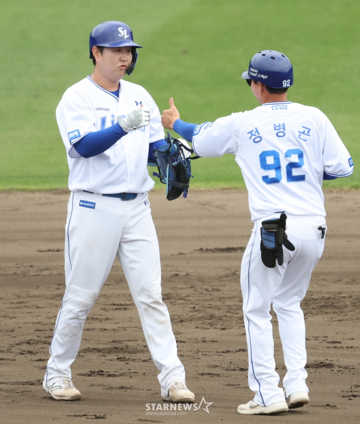 [포토] 2루타 장승현 '정병곤 코치와 엄지척'