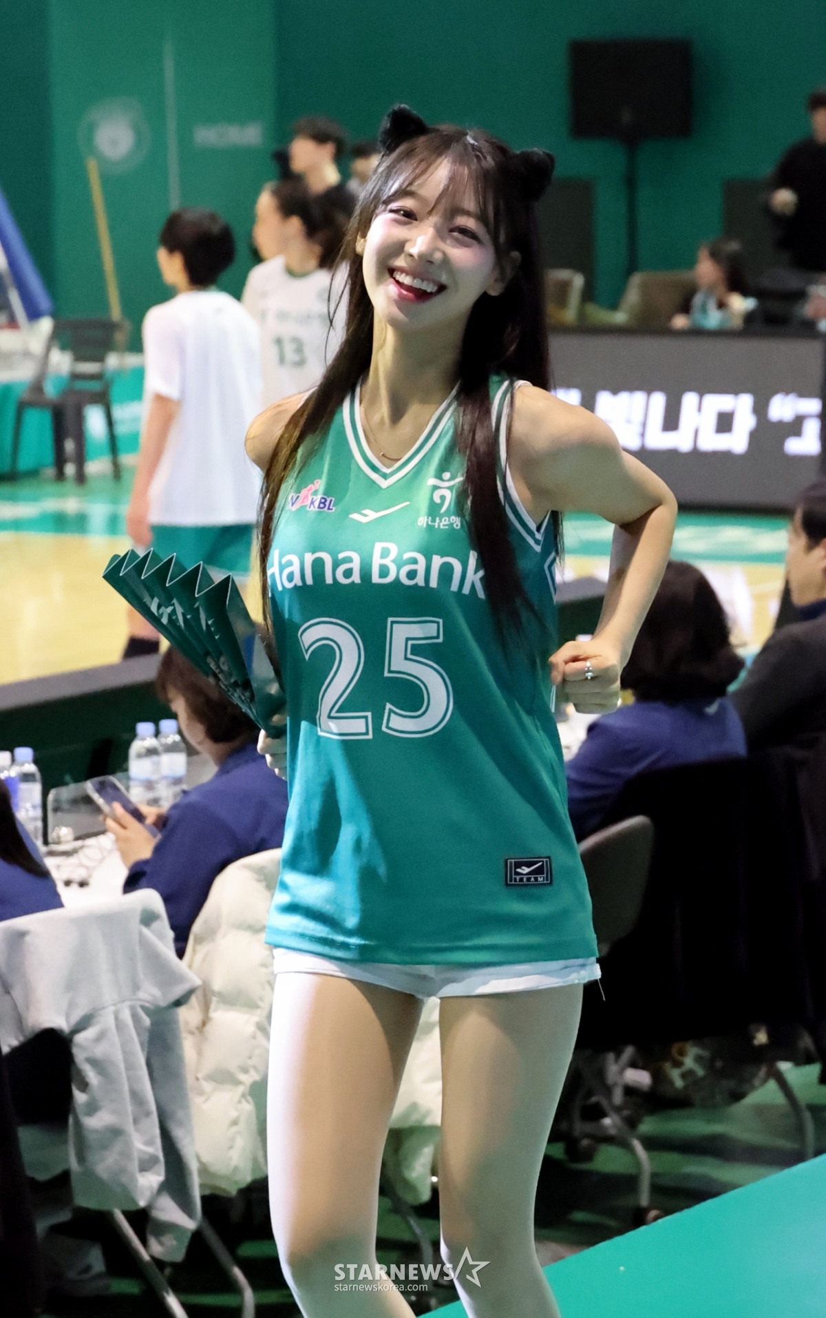 [포토]'우리도 응원하기전에 몸 좀 풀까요?' 우수한