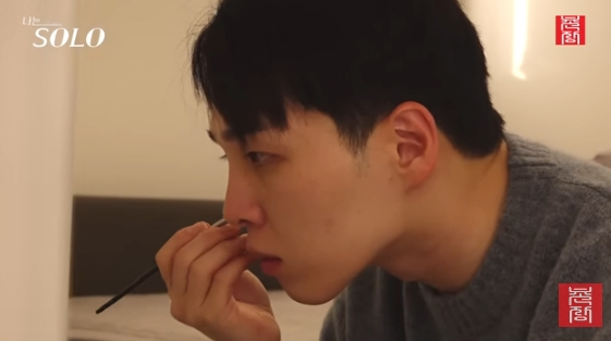 '파혼 고백' 30기 영식, '에겐남' 등극..능숙한 메이크업 솜씨에 "남녀가 바뀌었다"