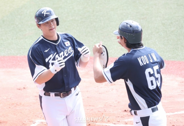 307억 축포 터졌다! 대표팀 노시환, '11년 계약 당일' 첫 타석부터 대형 좌월 투런포 [오키나와 현장]