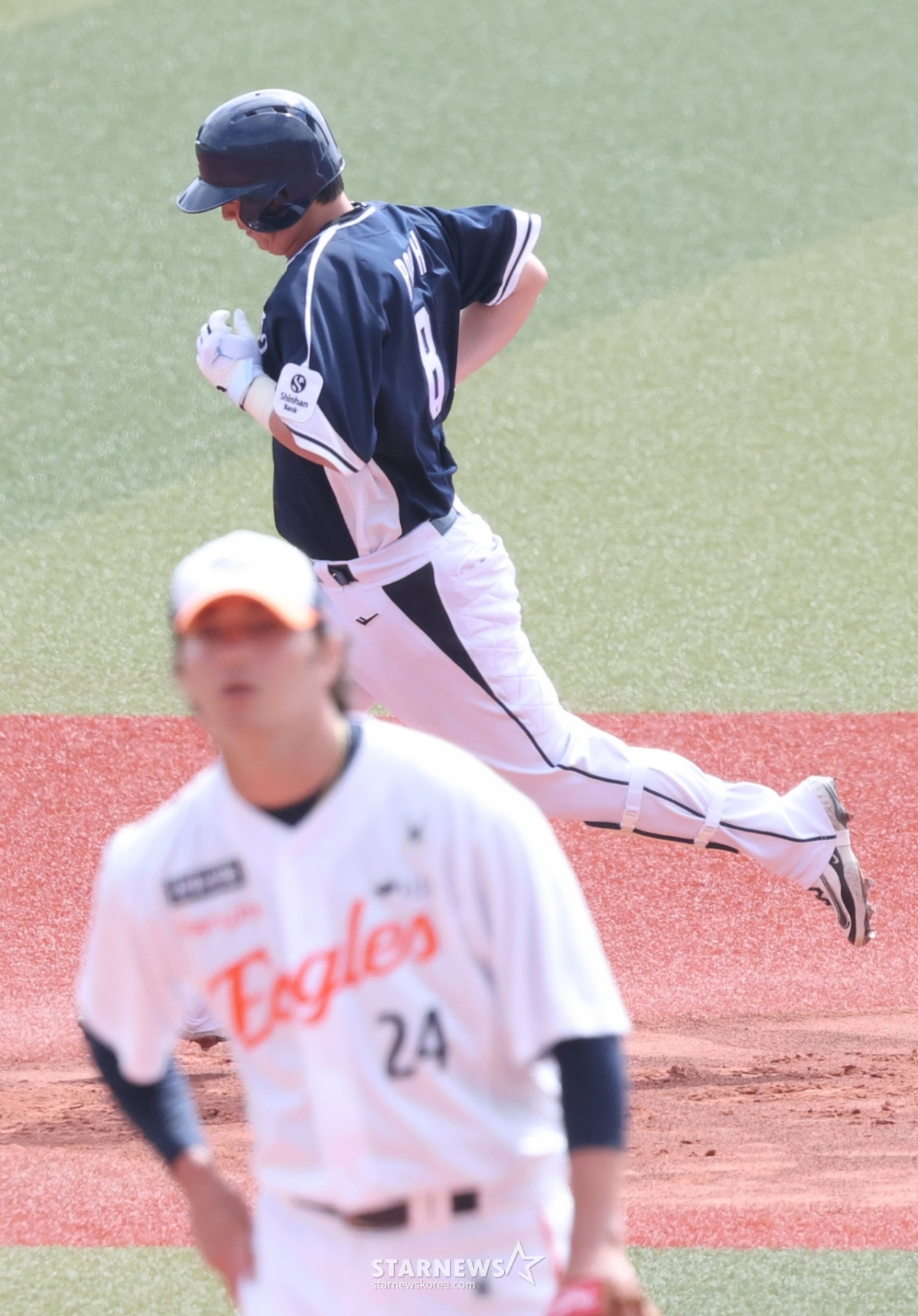 [포토] 2점포 노시환 '화이트 쏘리'