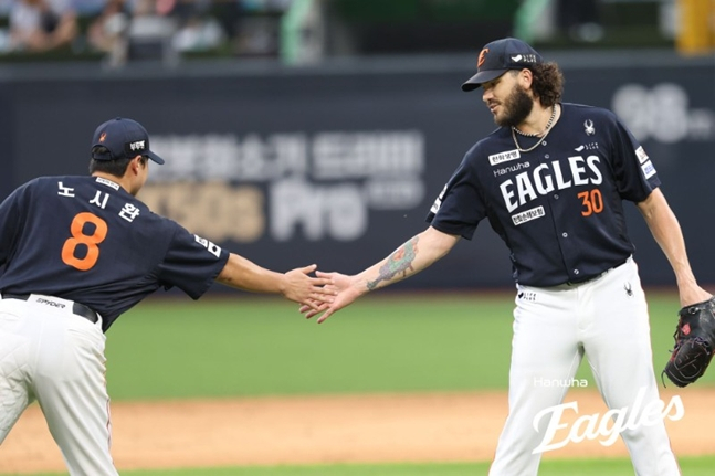 '노시환 307억 초대형 계약' 접한 폰세 "라면 좋아하는 동생, 축하해→이제 채소도 좀 먹자!"