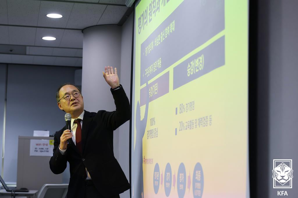 '심판 불신 폭발' 축구협회 드디어 칼 빼들었다, 이용수 부회장 "질책·관심 무겁게 받아... 점진적 발전 약속"