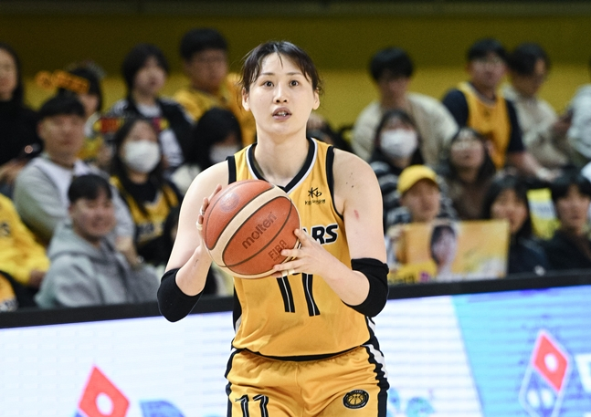 미리 보는 챔피언 결정전, 승자는 KB! 강이슬 24점+박지수 더블더블 맹활약→하나은행 꺾고 1.5G차 선두 유지