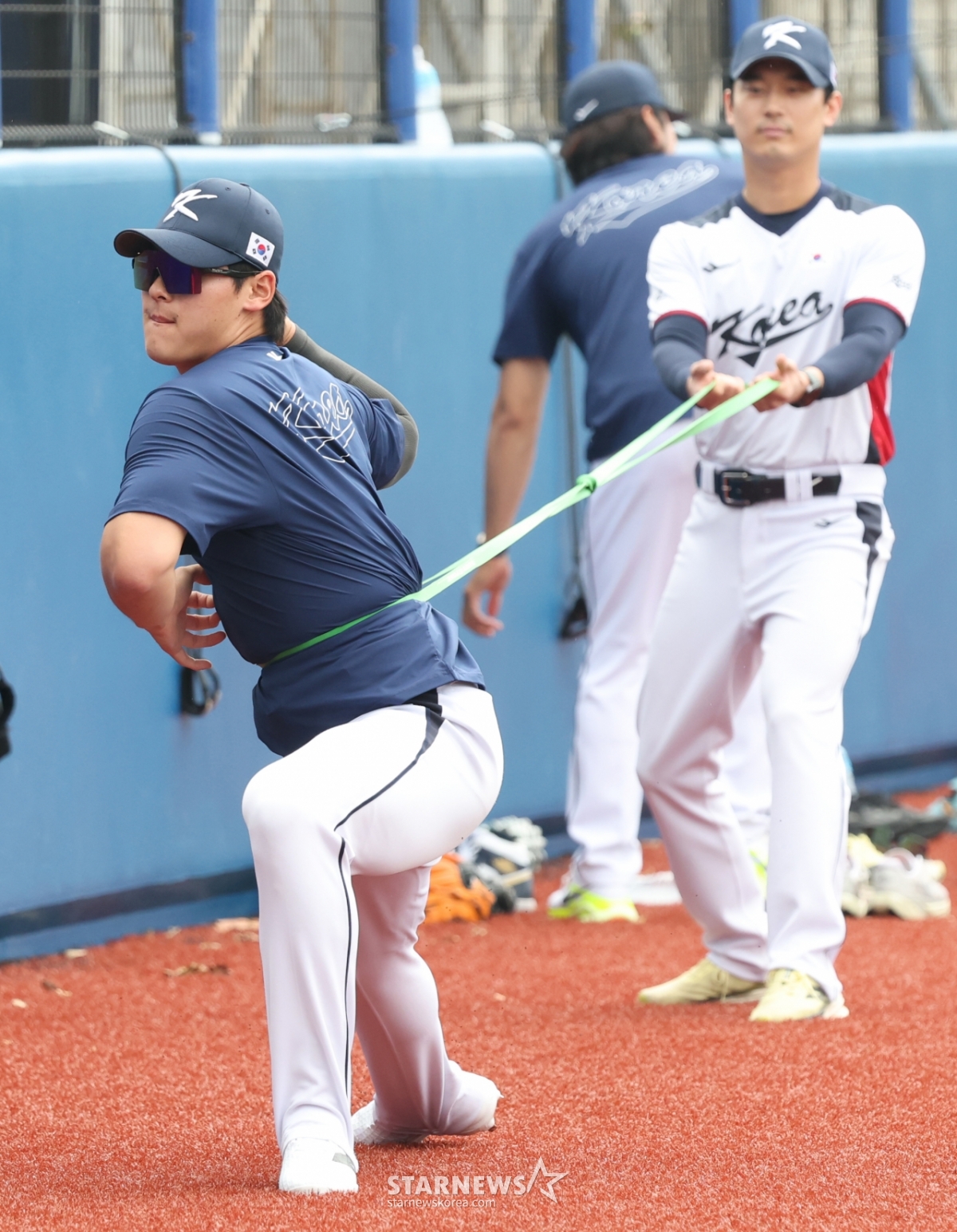 [포토] 조병현 '튜빙으로 허리 강화'