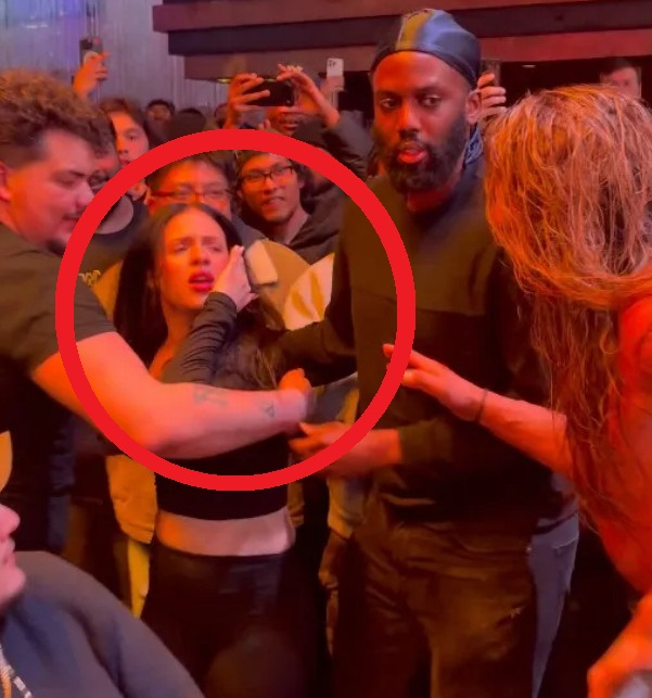 '충격' 미모의 女팬 얼굴에 '발차기' 날렸다... WWE 레슬링장 초유의 사태 "폰 박살 나고 여자 기절"