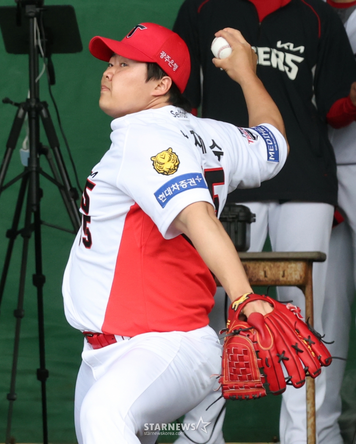 [포토] 한재승 '불펜서 전력 피칭'