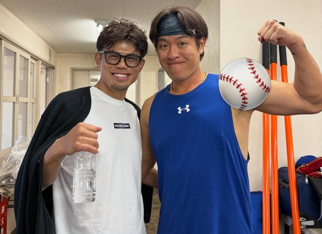 '의리 보소' 이마에 삼성 前 QC 코치, 선수단 깜짝 방문 "만나고 싶어서 총알 같이 달려왔다!"