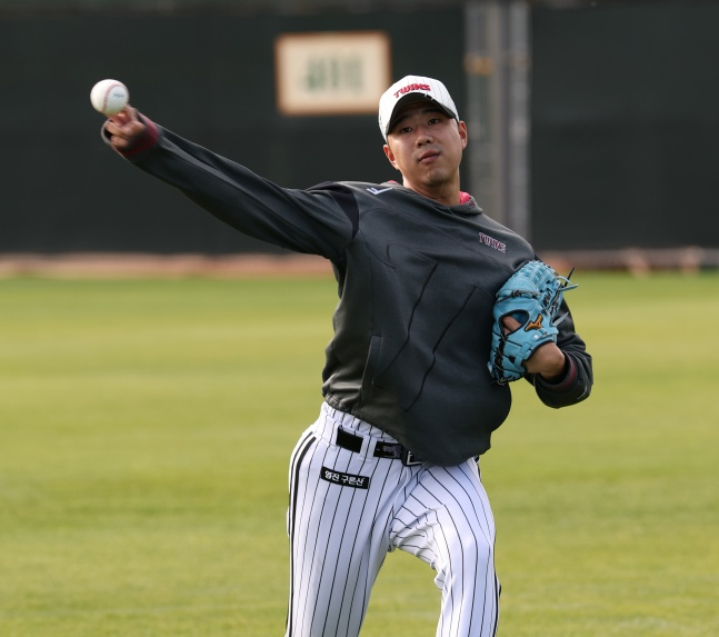 "염경엽 감독님 말씀대로 하겠다" 157㎞ 사이드암 '마침내' 구속 욕심 버렸다... LG 우승 사령탑, 'ERA 20.25' 홀드왕까지 살려내나