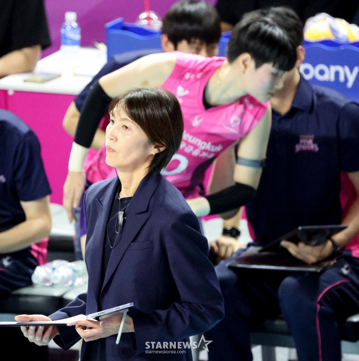 [포토]'뭔가 꼬인건가?' 요시하라 토모코 감독