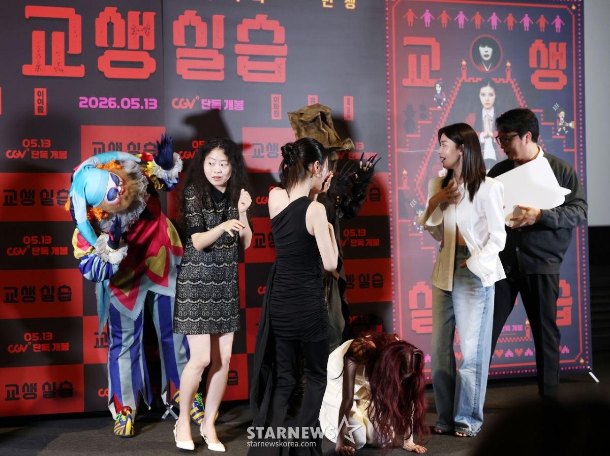 영화 속 귀신 등장에 모두가 깜짝![★포토]