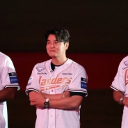 '메이저리거 동료 벨트레와 헤멀스 축하' 추추트레인 은퇴식