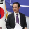 홍영표 "몽니 끝없다..태클 지나치면 퇴장 당해"