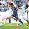 [K리그1 35R] ‘아담 천금 PK+헤더 골’ 울산, 전북에 2-1 극적 승... 우승 눈앞